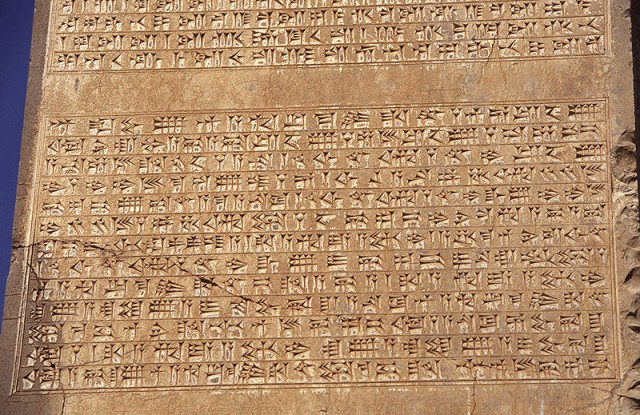 Keilschrift @ wikipedia.org
800px-Cuneiform_inscriptions_from_Persepolis_by_Nickmard_Khoey.
© Nickmard_Khoey